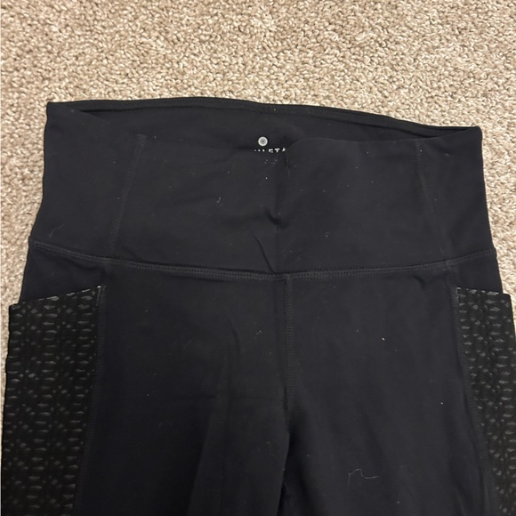 Athleta Black Capri Leggings Stash Pocket Textured Side Mesh Size Small - Picture 5 of 10